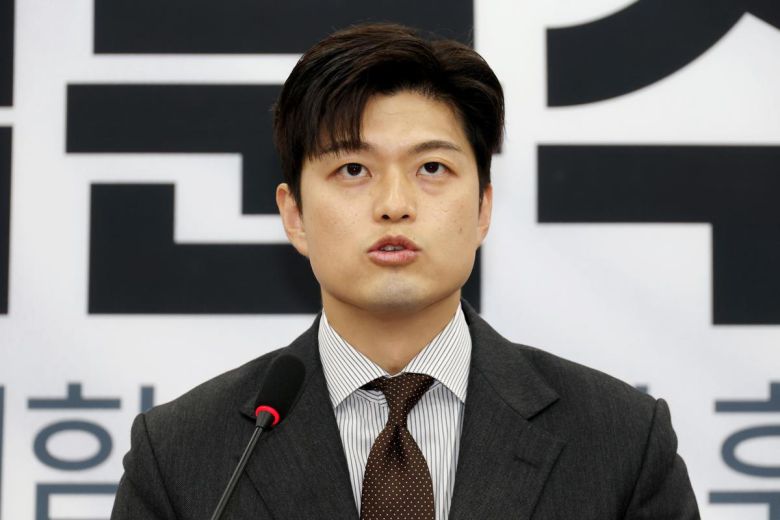 김용태 국민의힘 비상대책위원장이 20일 오전 서울 여의도 국회에서 기자회견을 열고 대통령 후보 배우자 TV토론을 제안하고 있다.   2025.5.20/뉴스1