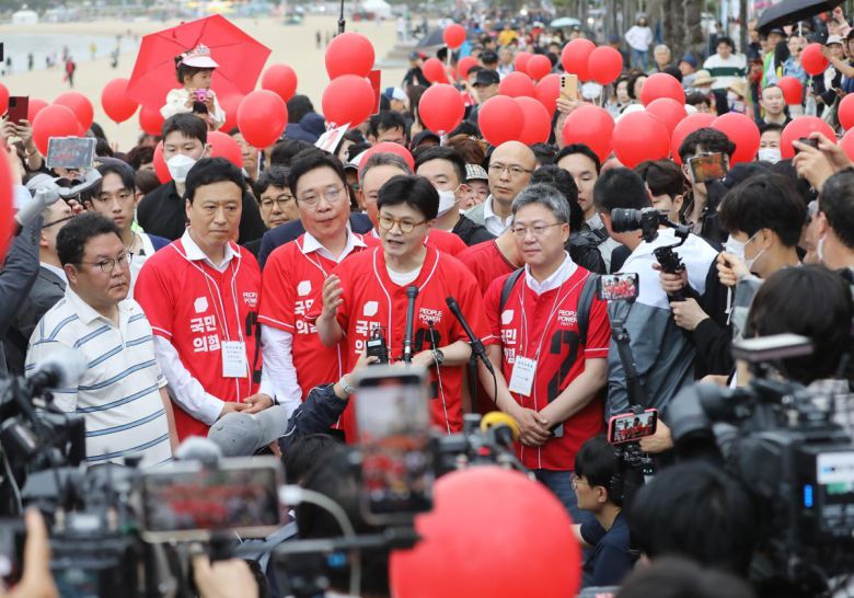 한동훈 전 국민의힘 대표가 20일 오후 부산 수영구 광안리해수욕장에서 김문수 국민의힘 대통령 후보 지원 유세에 나선 가운데 언론 브리핑을 하고 있다. 2025.5.20/뉴스1