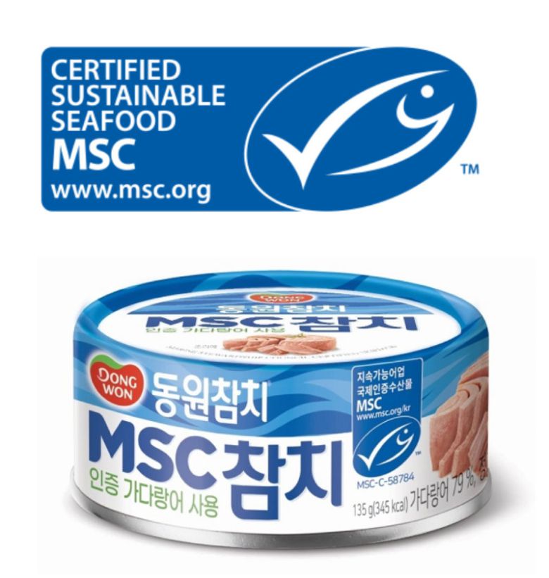 MSC 어업 표준에 근거해 지속가능성을 인증 받은 어업에서 생산된 자연산 수산물에 표기되는 인증마크 MSC 에코 라벨(위 사진)과 해양생태계 파괴를 최소화하는 지속가능어업으로 어획한 MSC 인증 가다랑어로 만든 ‘동원 MSC참치’.