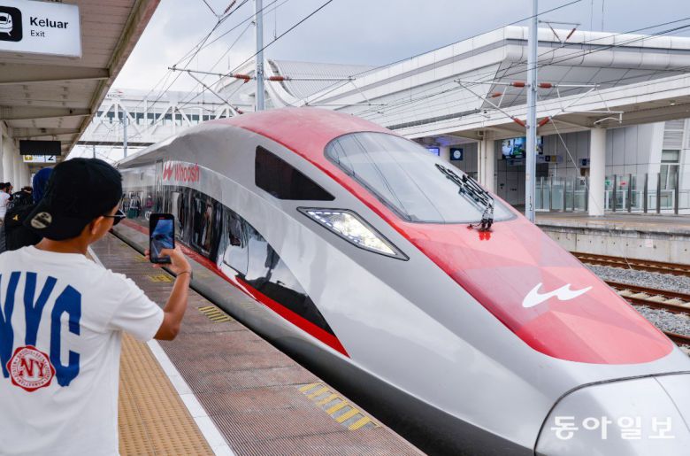 2023년 개통된 동남아시아 최초의 고속철도인 인도네시아 자카르타-반둥 고속철도 우쉬(Whoosh). 인도네시아 국유기업이 중국철도인터내셔널과 만든 합작법인이 건설했다. 노선 길이는 142㎞로, 전 구간 운행에 약 40분 소요된다. 신화통신 뉴시스