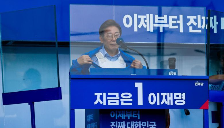 이재명 더불어민주당 대통령 후보가 사흘째 수도권 표심잡기에 나선 21일 오후 자신의 지역구인 인천 계양구 계양역을 찾아 유세 중 “방탄유리 설치하고 연설하는 제 맘은 편할 것 같나. 누가 난 방탄조끼 안 입었다 보여주던데 전 방탄 조끼 입었어요”라고 발언하며 착용한 방탄조끼를 보여주고 있다. 2025.5.21/뉴스1