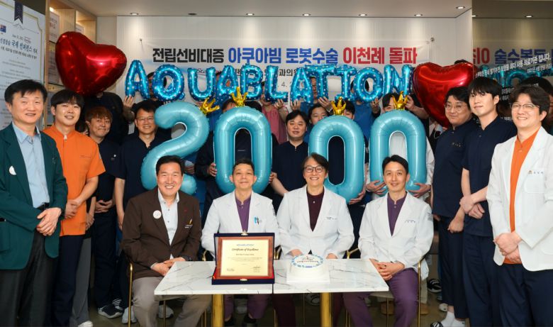 지난 4월 29일 스탠탑비뇨의학과의원 아쿠아블레이션 2000건 달성 기념사진을 촬영하고 있다.