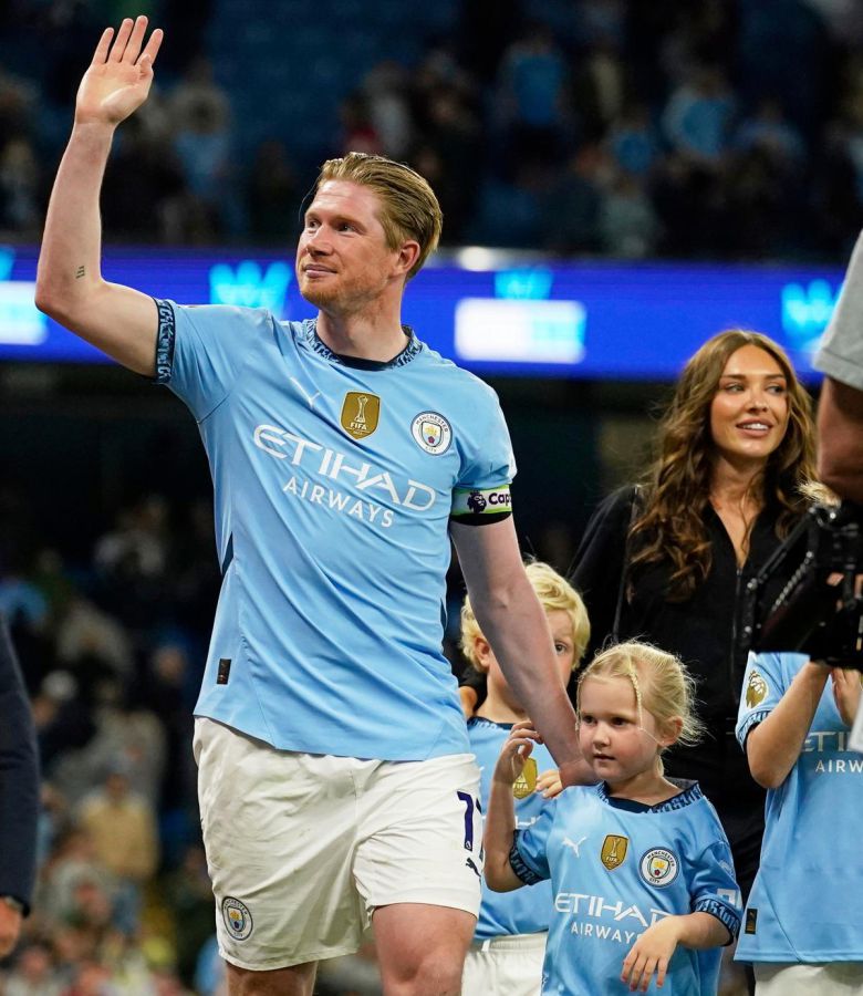 21일 맨시티의 안방구장인 에티하드 스타디움에서 마지막으로 가진 본머스와의 EPL 안방경기를 마친 뒤 가족과 함께 팬들에게 인사하는 더브라위너. 사진 출처 맨체스터=AP 뉴시스