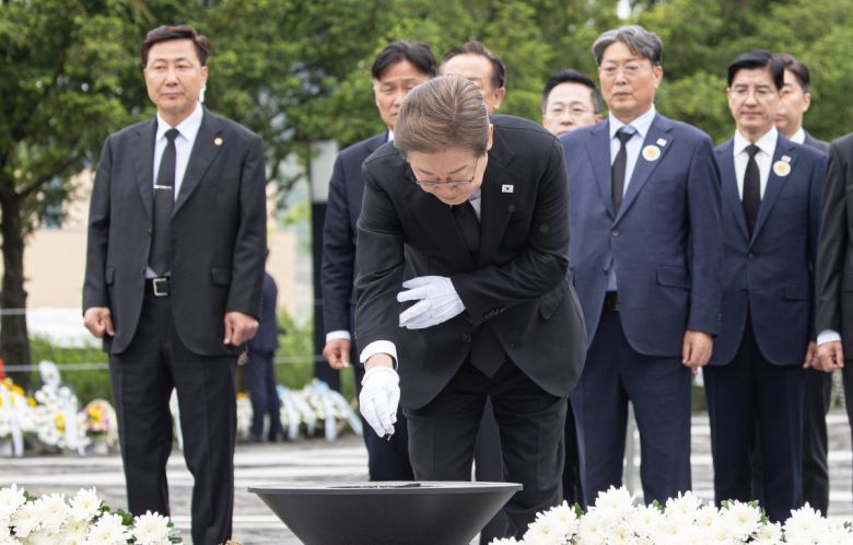 이재명 더불어민주당 대통령 후보가 고 노무현 전 대통령 16주기인 23일 오전 경남 김해시 봉하마을 노 전 대통령 묘역을 찾아 참배하고 있다. 2025.5.23 뉴스1