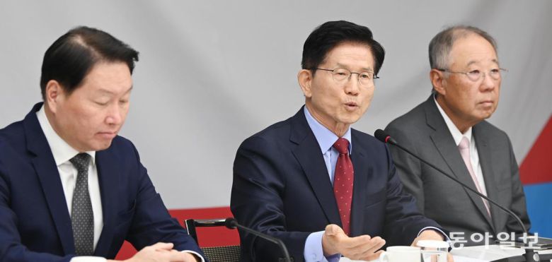 국민의힘 김문수 대선 후보(가운데)가 22일 오전 서울 중구 대한상공회의소에서 열린 경제5단체장 간담회에서 발언하고 있다. 왼쪽은 최태원 대한상공회의소 회장, 오른쪽은 류진 한국경제인협회 회장이다. 장승윤 기자 tomato99@donga.com