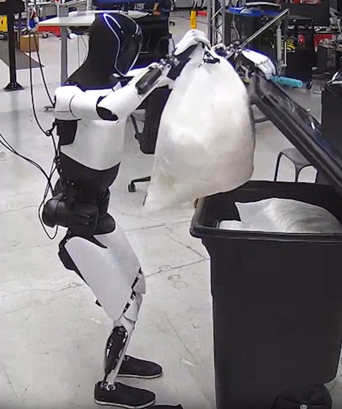 일론 머스크 테슬라 최고경영자(CEO)가 21일(현지 시간) X에 공개한 영상에서 테슬라가 제작한 휴머노이드 로봇 ‘옵티머스’는 요리(위쪽 사진)와 쓰레기 봉투 버리기(아래쪽 사진) 등 다양한 집안일을 수행했다. 일론 머스크 X 캡처