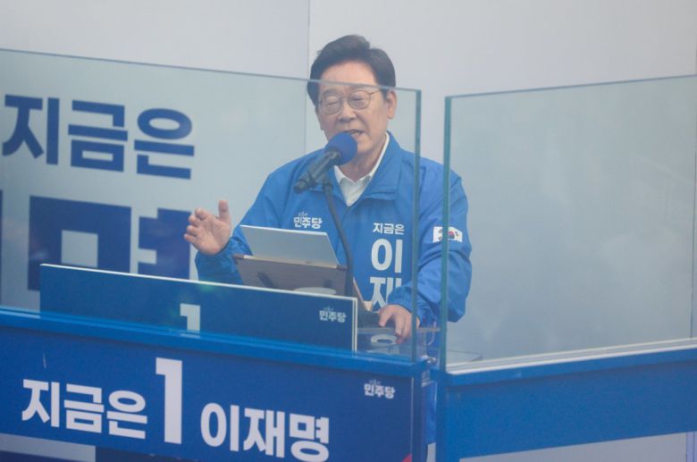 이재명 더불어민주당 대선 후보가 25일 충남 천안시 동남구 천안 신부문화거리에서 열린  유세에서 시민들에게 지지를 호소하고 있다. 사진공동취재