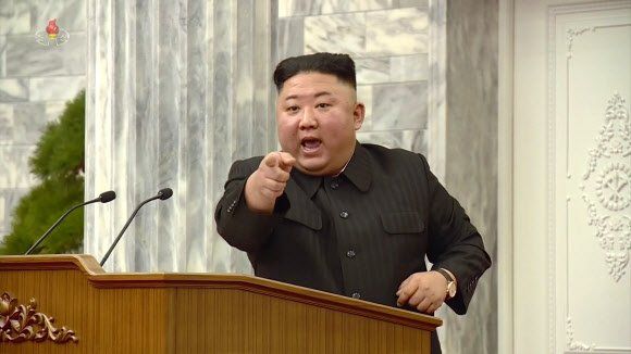 2021년 2월에 열린 노동당 중앙위원회 전원회의에서 김정은이 누군가를 가리키며 격노하고 있다. 이 회의에선 김두일 노동당 경제부장이 임명 한 달만에 해임됐다. 조선중앙TV 캡처