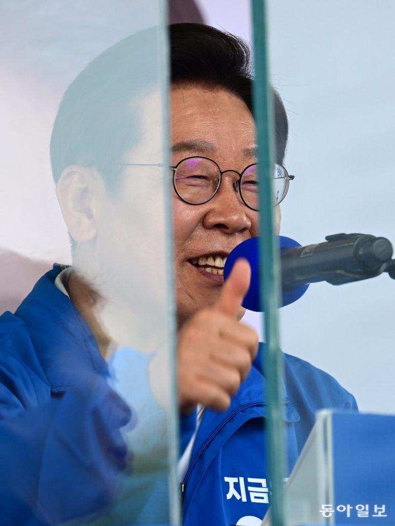 이재명 더불어민주당 대통령 후보가 캐스팅보트인 충청권 공략에 나선 25일 충남 당진전통시장을 찾아 지지를 호소하고 있다. 이훈구 기자 ufo@donga.com