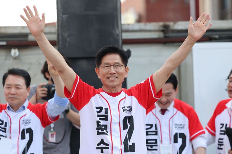 김문수 국민의힘 대선 후보가 25일 오전 충남 서산시 중앙통 로데오거리에서 열린 집중유세에서 지지자들에게 인사하고 있다. 서산=뉴시스