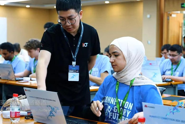 화웨이 직원(왼쪽)이 화웨이 정보통신기술(ICT) 경진대회 참가자와 개발하고 있는 기술과 관련해 이야기를 나누고 있다. 화웨이 제공