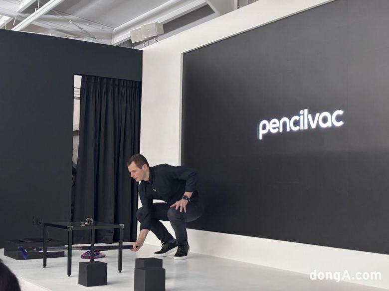 톰 무디 다이슨 홈부문 글로벌 총괄이 간담회에서 펜슬백을 설명하고 있다. 황소영 기자fangso@donga.com