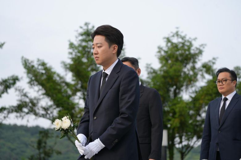 이준석 개혁신당 대선 후보가 23일 경남 김해 노무현 전 대통령 묘소를 참배하고 있다. (사진=개혁신당 제공) 2025.05.23. 뉴시스