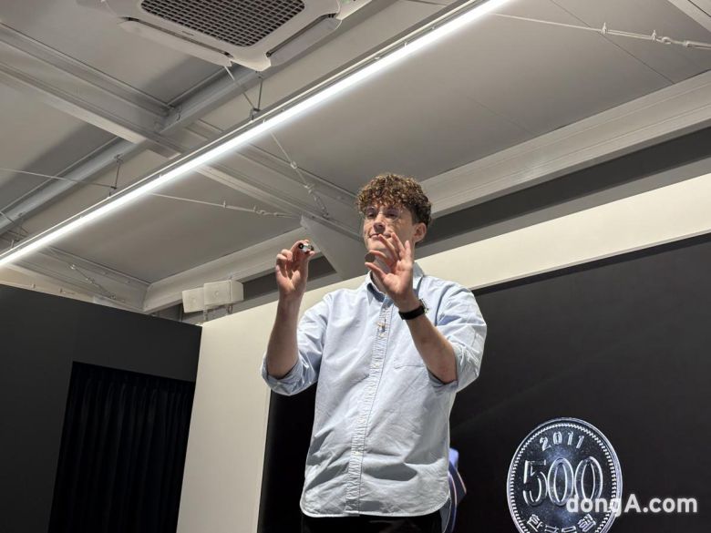 나단 로슨 맥클린 다이슨 시니어엔지니어링 매니저가 펜슬백 기자간담회에서 설명하고 있다. 황소영 기자 fangso@donga.com