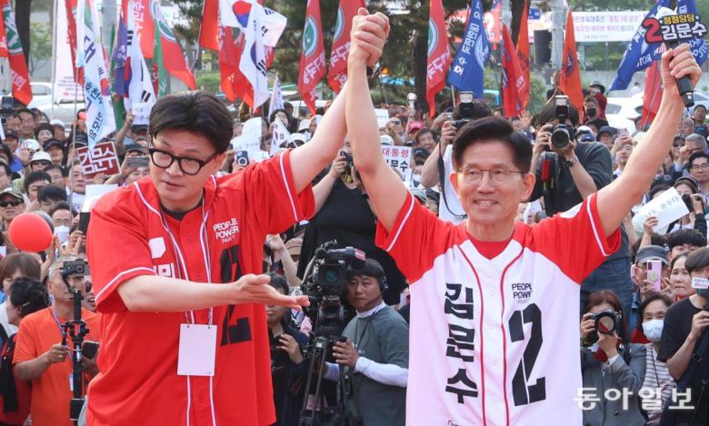 한동훈, 김문수와 첫 공동유세 국민의힘 김문수 대선 후보(오른쪽)가 26일 서울 도봉구 집중 유세에서 한동훈 전 대표와 손을 맞잡고 있다. 대선 경선에서 패배한 한 전 대표가 공식 선거운동 기간 중 김 후보를 만난 것은 처음이다. 장승윤 기자 tomato99@donga.com