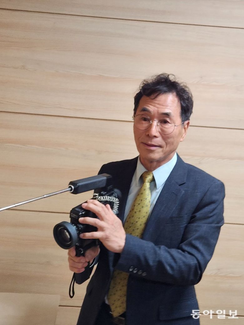 문제성 씨는 5·18민주화운동 나흘째인 1980년 5월 21일 오전 9시 반부터 오전 11시 반까지 두 시간 동안 광주 동구 금남로에서 계엄군과 시민들이 대치하는 상황을 생생하게 촬영했다. 문 씨가 당시 카메라를 보여주고 있다. 광주=이형주 기자 peneye09@donga.com