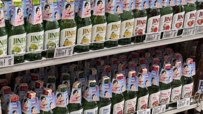 필리핀 마닐라의 한 대형마트에 하이트진로의 제품들이 진열돼 있다. 윤우열 기자 cloudancer@donga.com