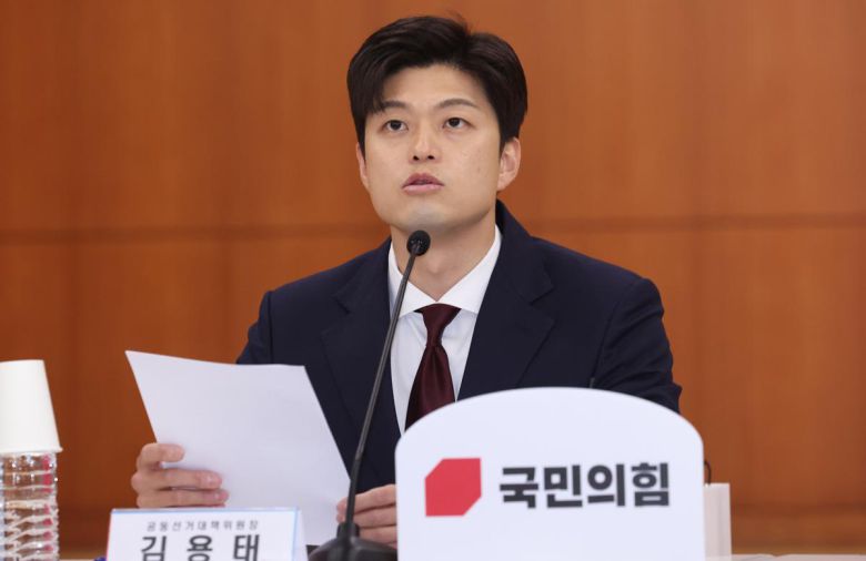 김용태 비상대책위원장이 22일 오전 서울 여의도 한국거래소에서 열린 중앙선거대책위원회 현장 회의에 참석해 발언하고 있다. 사진공동취재단