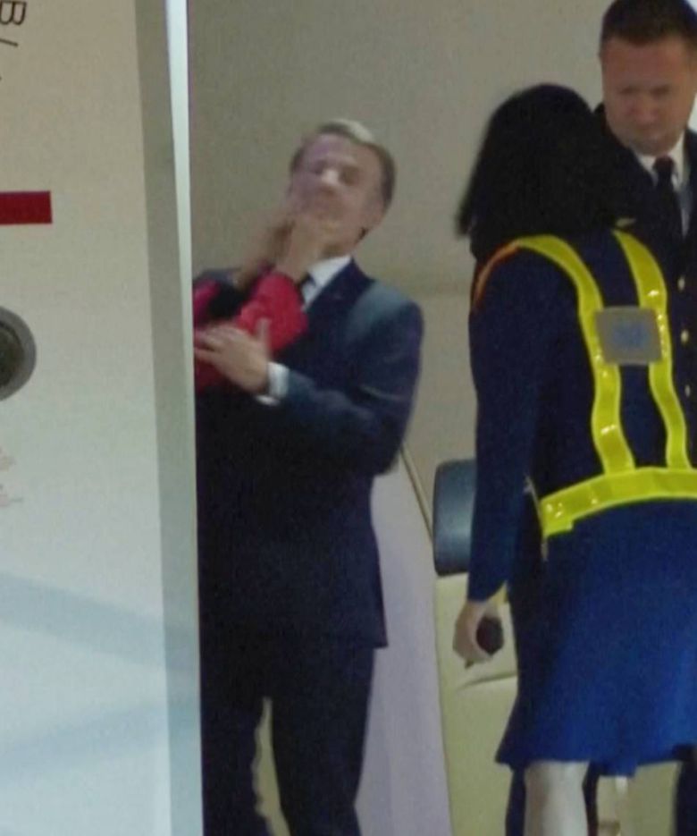 25일(현지 시간) 베트남 하노이에 도착한 프랑스 대통령 전용기에서 에마뉘엘 마크롱 프랑스 대통령(왼쪽)의 얼굴을 브리지트 여사가 밀고 있다. 하노이=AP 뉴시스