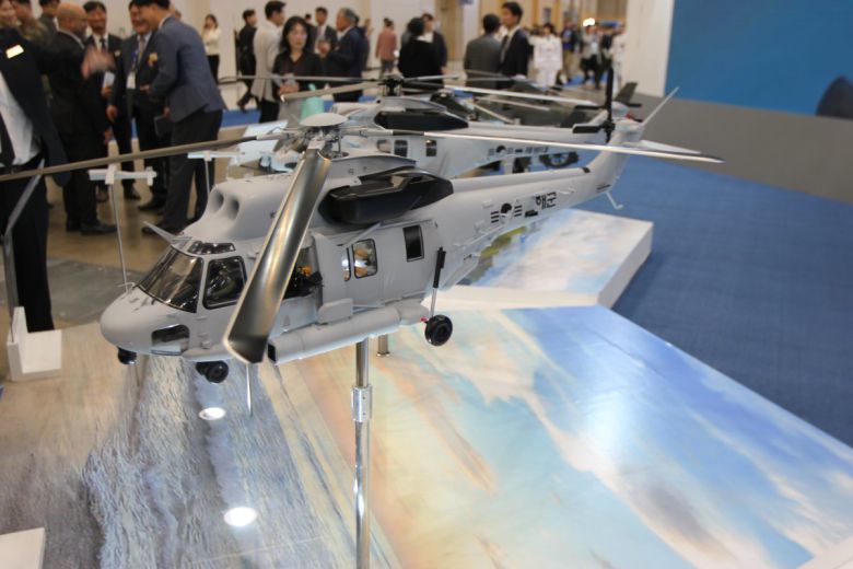 한국항공우주산업(KAI)가 ‘2025 국제해양방위산업전’(MADEX)에 참가해 공개한 소해헬기 모형. 최재호 기자 cjh1225@donga.com