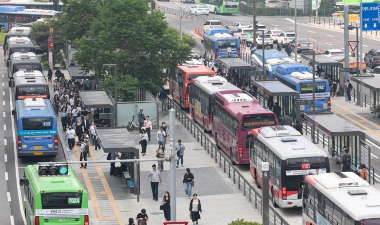 ‘총파업’에 돌입하기로 했던 서울 시내버스 노동조합이 파업을 유보한 28일 서울 중구 서울역 환승센터에서 버스가 오가고 있다.  서울시에 따르면 전날 오후부터 계속된 시내버스 노사 간 임금협상은 이날 오전 0시 결렬돼 오전 4시 첫차부터 파업에 돌입하기로 했으나 이후 노조 지부장 총회 투표를 통해 파업 유보를 결정했다. 2025.5.28. 뉴스1