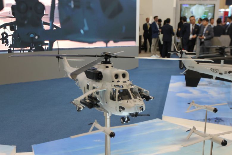 한국항공우주산업(KAI)가 ‘2025 국제해양방위산업전’(MADEX)에 참가해 공개한 상륙공격헬기 모형. 최재호 기자 cjh1225@donga.com
