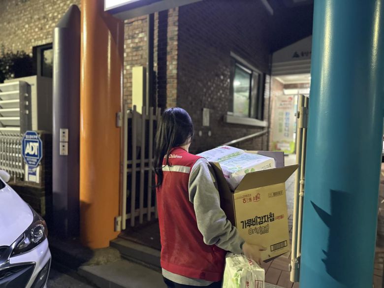 산불 피해 가정에 물품을 지원하는 모습.