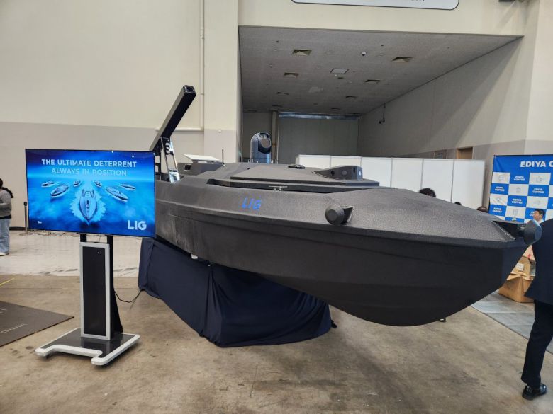 LIG넥스원이 부산 벡스코에서 개최되는 국제해양방위산업전(MADEX)에서 공개한 자폭 무인수상정. 최재호 기자 cjh1225@donga.com