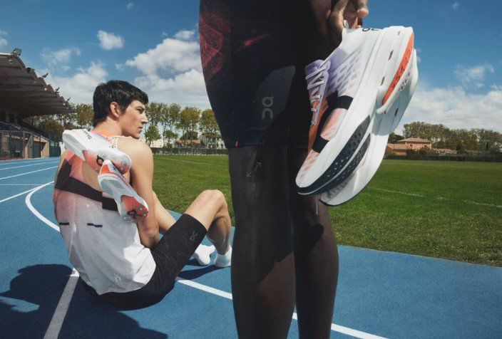 러닝화 브랜드 호카와 온은 선두업체 나이키가 스스로 소매매장 진열대에서 내려온 덕분에 쉽게 그 빈자리를 무섭게 파고들 수 있었다. 때마침 전 세계적으로 러닝 열풍이 분 것도 두 브랜드의 급성장으로 이어졌다. 온러닝 제공