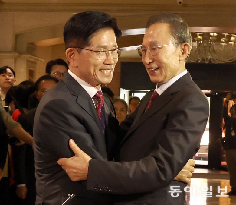 “끝까지 설득” 국민의힘 김문수 대선 후보(왼쪽)와 이명박 전 대통령이 27일 서울 여의도 켄싱턴호텔에서 만나 포옹을 하고 있다. 이 전 대통령은 개혁신당 이준석 후보와의 단일화 문제를 거론하면서 “끝까지 진정성 있게 설득하는 모습을 국민께 보여줬으면 좋겠다”고 당부했다고 한다. 장승윤 기자 tomato99@donga.com