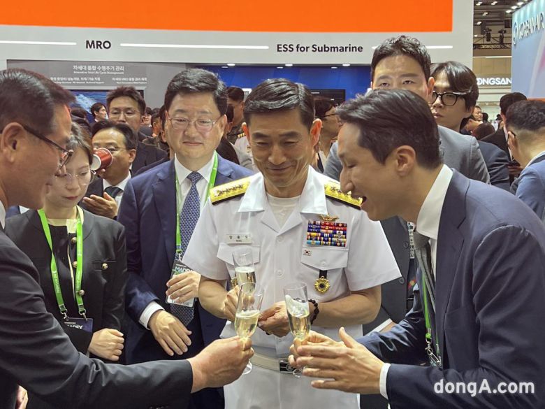 정기선 HD현대 부회장(오른쪽)과 양용모 해군참모총장(가운데)이 칵테일리셉션에서 건배를 하고 있다.
