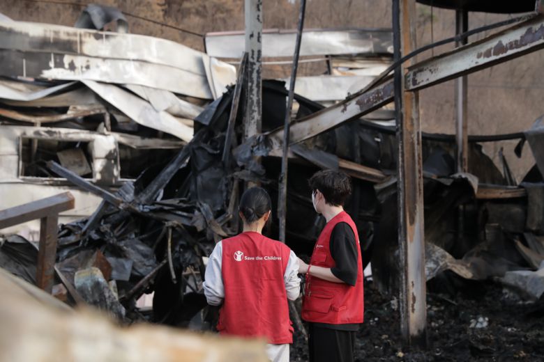세이브더칠드런은 산불 피해 지역 현장을 찾아 피해 규모를 조사해 피해 아동 가정 86곳에 긴급생계비와 물품을 지원했다. 세이브더칠드런 제공