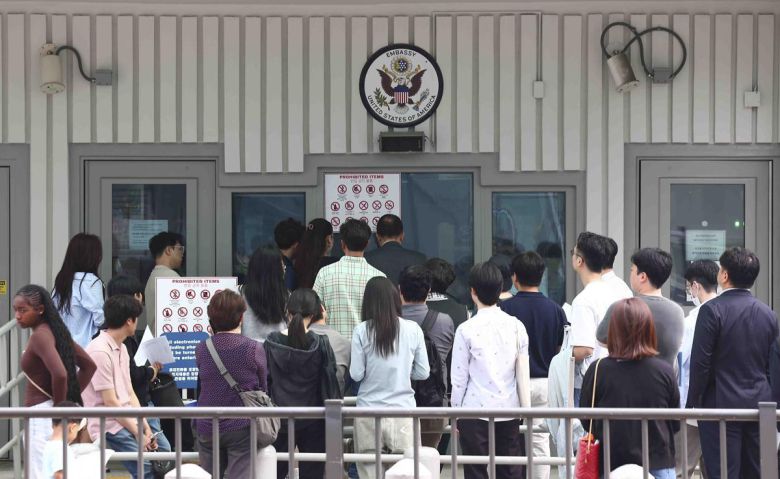 주한 美대사관 앞 북적 28일 서울 종로구 주한 미국대사관 앞에서 비자 심사를 받기 위해 몰려든 시민들. 도널드 트럼프 행정부는 전 세계 외교 공관에 유학 비자 발급과 관련해 이미 예약된 인터뷰 외의 신규 인터뷰를 일시 중단할 것을 지시했다. 올가을 미국 대학 진학을 앞둔 한국 유학생의 비자 발급에 차질이 생길 것이란 우려가 높다. 뉴시스