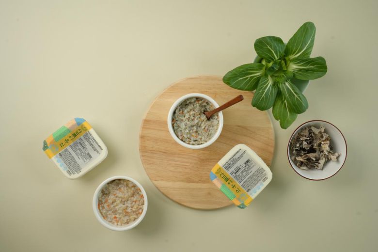 ‘에코맘의 산골 이유식’ 제품. 하동에서 얻기 어려운 식재료를 제외하고 쌀, 한우 등 이유식에 들어가는 재료 대부분은 경남 하동 농산물을 사용한다. 행복나래 제공