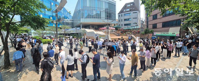 제21대 대통령 선거 사전투표 첫 날인 29일 서울 강남구 역삼1동 주민센터에 마련된 역삼1사전투표소에 점심시간을 이용해 투표하려는 유권자들의 행렬이 이어지고 있다. 양회성 기자 yohan@donga.com