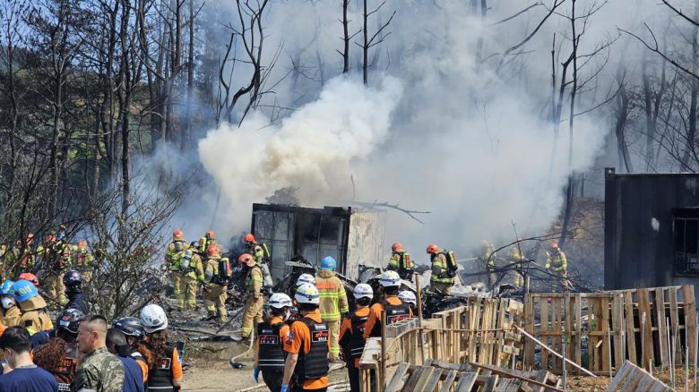 29일 오후 1시 35분쯤 경북 포항 남구 동해면 야산에 해군 해상 초계기 (P-3C)가 추락해 출동한 소방관이 진화작업을 벌이고 있다.  2025.5.29 (포항=뉴스1)