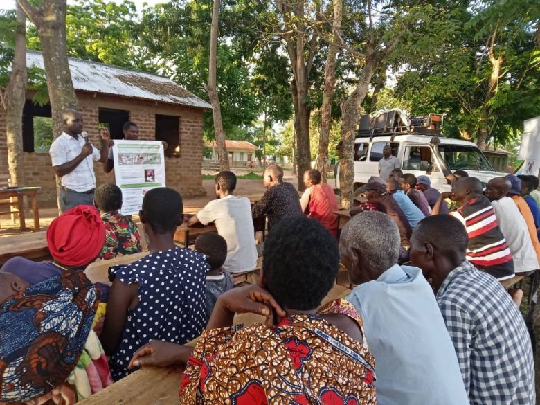 보건 인식개선 교육에 참여한 정부 관계자 및 지역주민들. 사진제공=굿네이버스