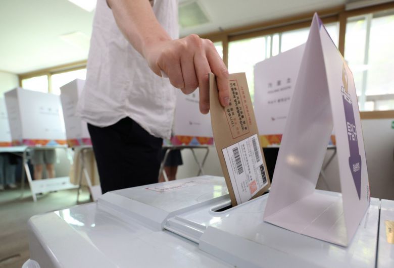 제21대 대통령선거 사전투표가 시간된 29일 서울 서대문구 구 신촌동주민센터에 마련된 사전투표소에서 대학생 유권자들이 투표를 하고 있다. 2025.05.29. 서울=뉴시스