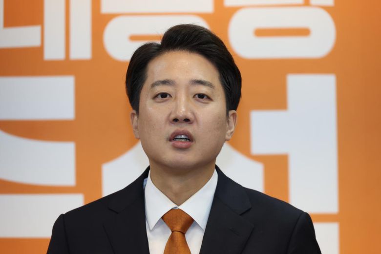 이준석 개혁신당 대통령 후보가 29일 오전 서울 여의도 국회에서 TV토론 당시 여성 신체 부위 언급에 대한 사과와 이재명 더불어민주당 후보 아들 의혹 관련 긴급 기자회견을 하고 있다. 2025.5.29/뉴스1