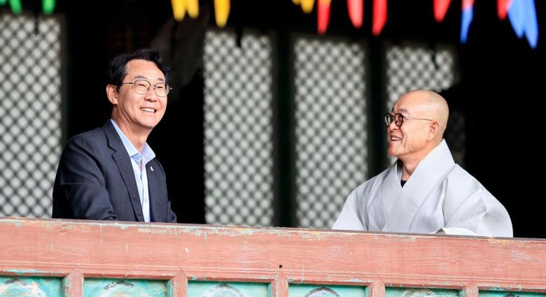 정명근 경기 화성시장(왼쪽)과 용주사 주지 성효 스님이 23일 오후 화성시 송산동 용주사에서 만나 ‘효(孝)’의 본질과 현대적 의미, 실천 방안에 대해 대화를 나누고 있다. 정조대왕의 효심이 깃든 화성시는 ‘효의 도시’를 시정 비전으로 제시하며, 효 문화를 통해 시민 간 관계를 회복하고 지역 공동체를 되살리는 정책을 추진할 계획이다. 화성시 제공