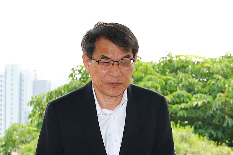 노태악 중앙선거관리위원회 위원장이 30일 경기 과천 중앙선거관리위원회 청사 안으로 들어가고 있다. 뉴시스