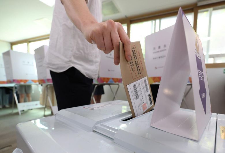 제21대 대통령 선거 사전투표가 시작된 29일 서울 서대문구 구 신촌동주민센터에 마련된 사전투표소에서 유권자들이 투표를 하고 있다. 뉴시스