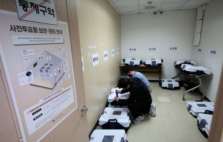 제21대 대통령선거 사전투표 마지막 날인 30일 오후 서울 중구에 위치한 중구선거관리위원회에서 관계자들이 관내 사전투표함을 보관장소에 이송하고 있다. 2025.05.30. [서울=뉴시스]