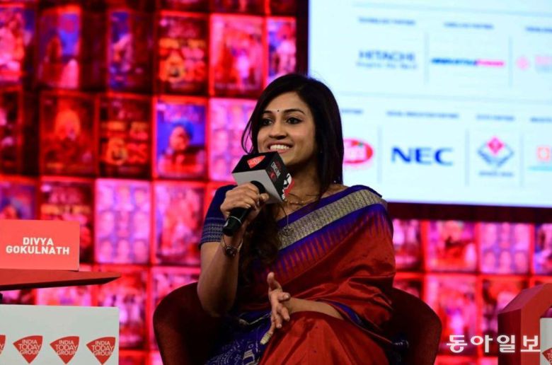 바이주스의 공동창업자는 라빈드란의 부인인 디브야 고쿨나스이다. 그는 자신과 남편이 대출금을 빼돌렸다는 의혹을 전면 부인하고 있다. 바이주스 공식 SNS