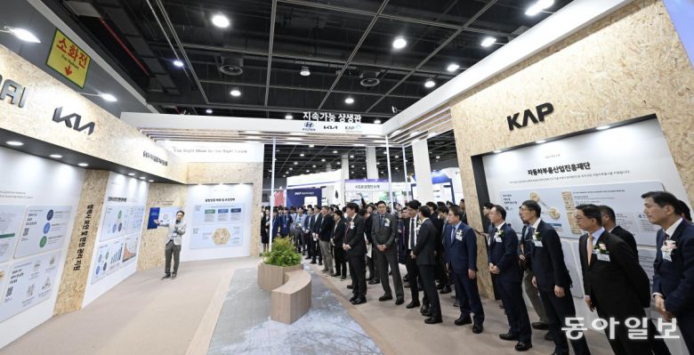 올 4월 23일 서울 서초구 aT센터에서 개막한 ‘2025 자동차부품산업 환경 ESG·탄소중립 박람회’에 마련된 ‘지속가능 상생관’을 찾은 행사 주요 관계자들이 설명을 듣는 모습. 현대차그룹 제공