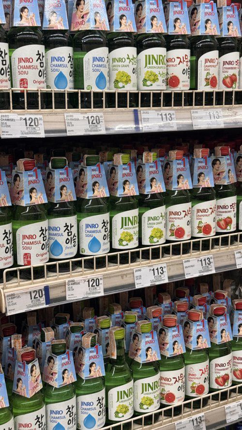 필리핀 리테일 및 부동산 산업 부문 1위인 SM그룹이 운영하는 대형마트 SM마트에 진로 제품들이 진열돼 있다. 과일소주 외에도 참이슬 오리지널, 참이슬 후레쉬 등 일반소주 제품의 비중이 높다. 윤우열 기자 cloudancer@donga.com