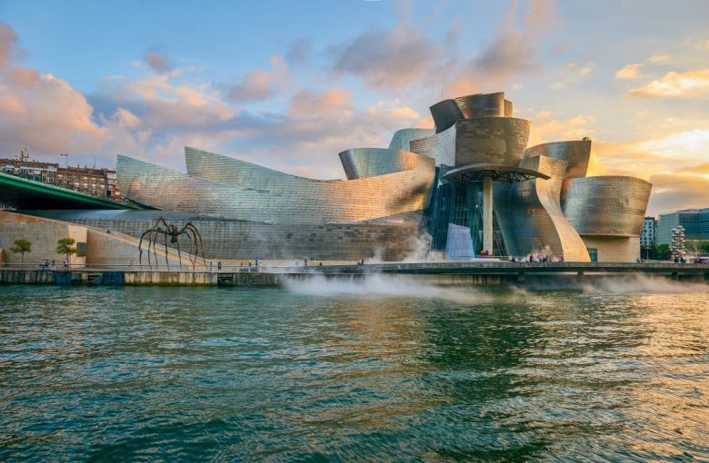 스페인 빌바오 구겐하임미술관과 미술관을 건설하기 전 초기 스케치(위 사진). 신간의 저자는 “이 비범한 미술관은 건축가의 휘갈긴 스케치에서 시작됐다. 낙서 같은 그림이 기념비적 걸작이 되기까지 도대체 어떤 일들이 있었을까? 건축가는 무슨 생각으로 이런 작품을 빚어냈을까?”라고 묻는다. 어크로스 제공