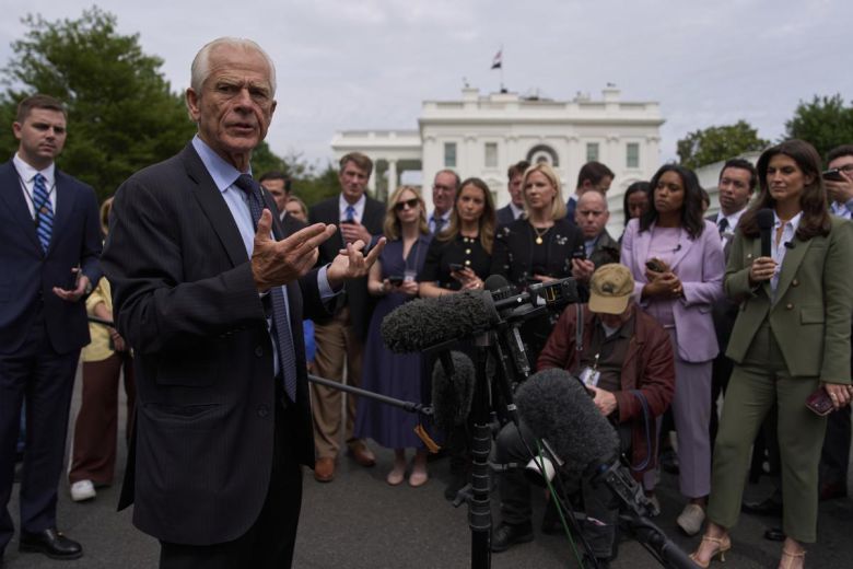 트럼프 관세 책사 “패소해도 다른 방법 쓸 것” 피터 나바로 미국 백악관 무역·제조업 담당 고문이 29일(현지 시간) 백악관에서 취재진 질문에 답하고 있다. 나바로 고문은 블룸버그TV 인터뷰에서 “상호관세 부과와 관련해 법원에서 패소하더라도 다른 방법(품목이나 국가별 관세 등)을 쓰면 된다”고 밝혔다. 워싱턴=AP 뉴시스