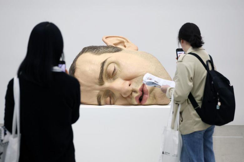 서울 종로구 삼청로 국립현대미술관 서울에서 열린 현대 조각의 세계적 거장 ‘론 뮤익’ 개인전 언론공개회에  ‘마스크 II’(2002)가 전시되어 있다. 뉴스1