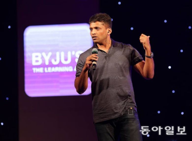 공대 출신 엔지니어였던 바이주 라빈드란은 우연히 친구에게 수학 과외를 하다가 수학 일타강사가 됐고, 이후 인도에서 가장 잘나가는 스타트업 창업자가 됐다. ‘억만장자가 된 수학 천재’라는 그의 성공 스토리는 그를 더 유명하게 만들었다. 바이주스 공식 SNS